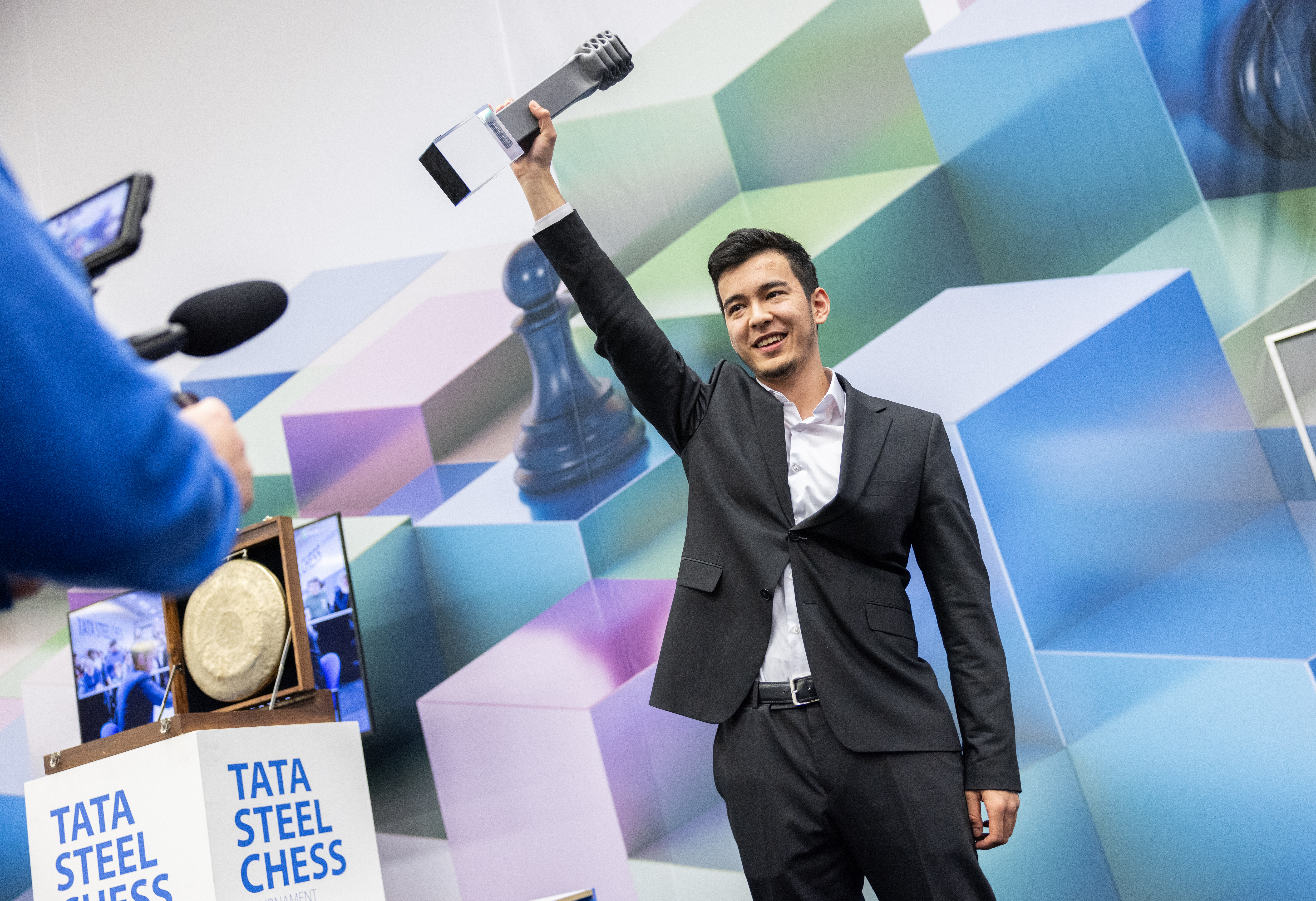 Nodirbek Abdusattorov with the Tata Steel Chess trophy