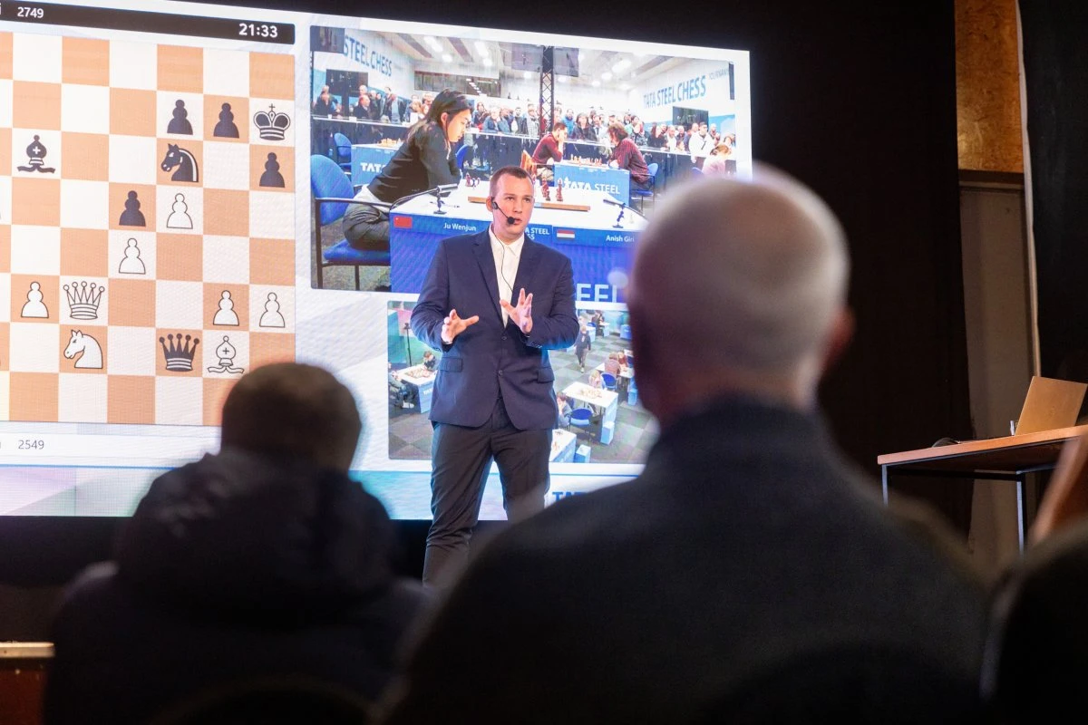 Robert Ris does live commentary tata steel chess tournament